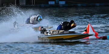 １号艇・池田浩二(左)とのマッチレースをしのいだ山口剛