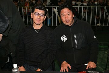 ２０２５年の新日本１・４東京ドーム大会を観戦した（当時の）三浦大輔監督（左）と鈴木尚典コーチ