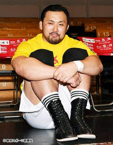  体育座りでみのるについて語る鈴木秀樹