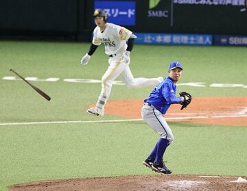 ７回、ソフトバンク・山本(奥)を投直に打ち取ったDeNA・東克樹