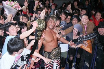 場内のファンと触れ合いながら退場する初防衛に成功した棚橋弘至（２０１１年・仙台）