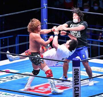  内藤（左）はテーピングで手を巻かれた辻（右）と連係し矢野を攻撃