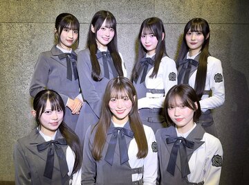 Rain Treeのシングル「つまり」の歌唱メンバー７人。前列左から鈴野みお、新野楓果、吉川海未。後列左から朝宮日向、綾瀬ことり、遠藤莉乃、佐藤莉華（©OVERSE）