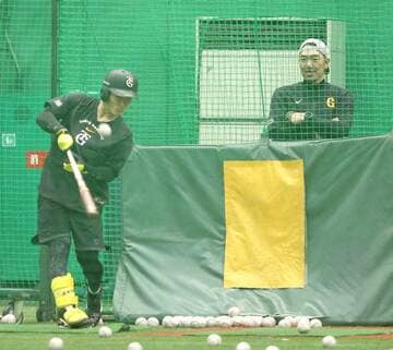 浦田俊輔を指導する阿部慎之助監督（右）