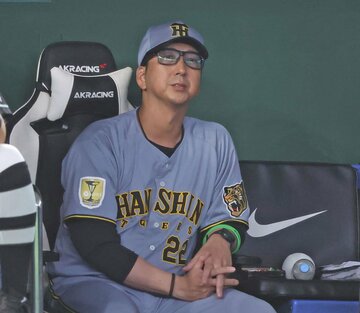 戦況を見守る阪神・藤川監督