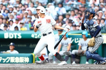 ８回表、同点打を放つ智弁和歌山・川原一将