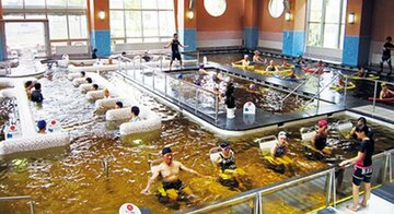  温泉プールで行われる運動療法の様子