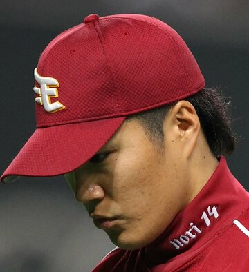  肩を落とす楽天・則本昂