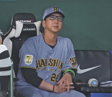 戦況を見守る阪神・藤川監督