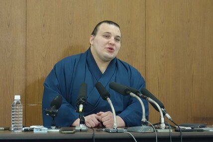 一夜明け会見を行った安青錦