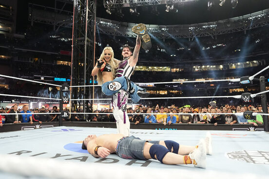 ジョン・シナ（下）を下し王座を奪回したドミニク・ミステリオ（右）とリブ・モーガン©WWE