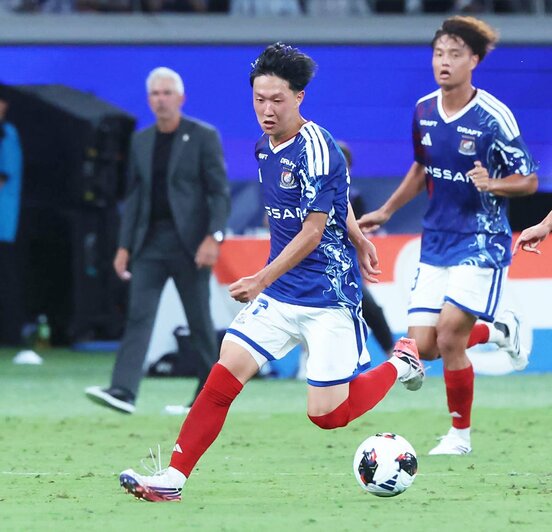 今季のＪ１開幕戦で鮮烈なデビューを飾った横浜Ｍの三井寺眞(手前左)