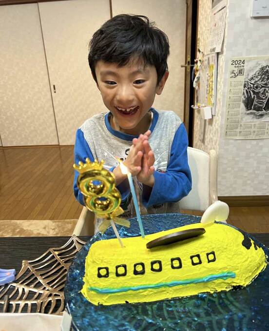 ママ特製のクリスマスケーキ(ドクターイエロー)を前にご満悦の達生クン