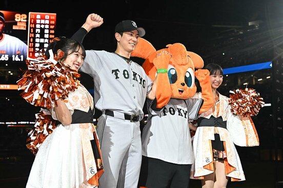 昨季までプレーしたエスコンでお立ち台に選ばれた巨人・松本剛(左から2人目)