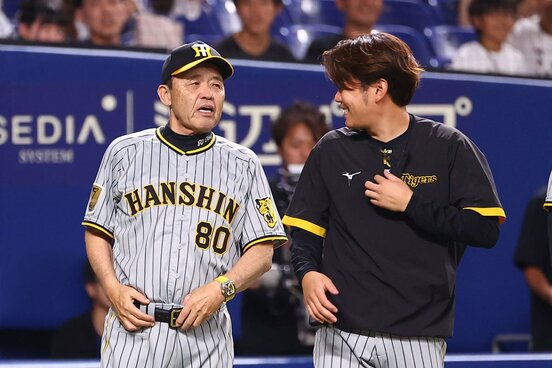 試合後、西勇輝(右)に声をかける阪神・岡田監督