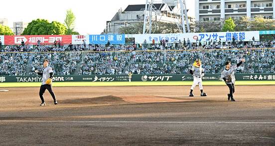 セレモニアルピッチを行う巻誠一郎氏と和田毅氏（右）