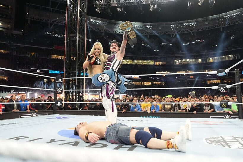 ジョン・シナ（下）を下し王座を奪回したドミニク・ミステリオ（右）とリブ・モーガン©WWE