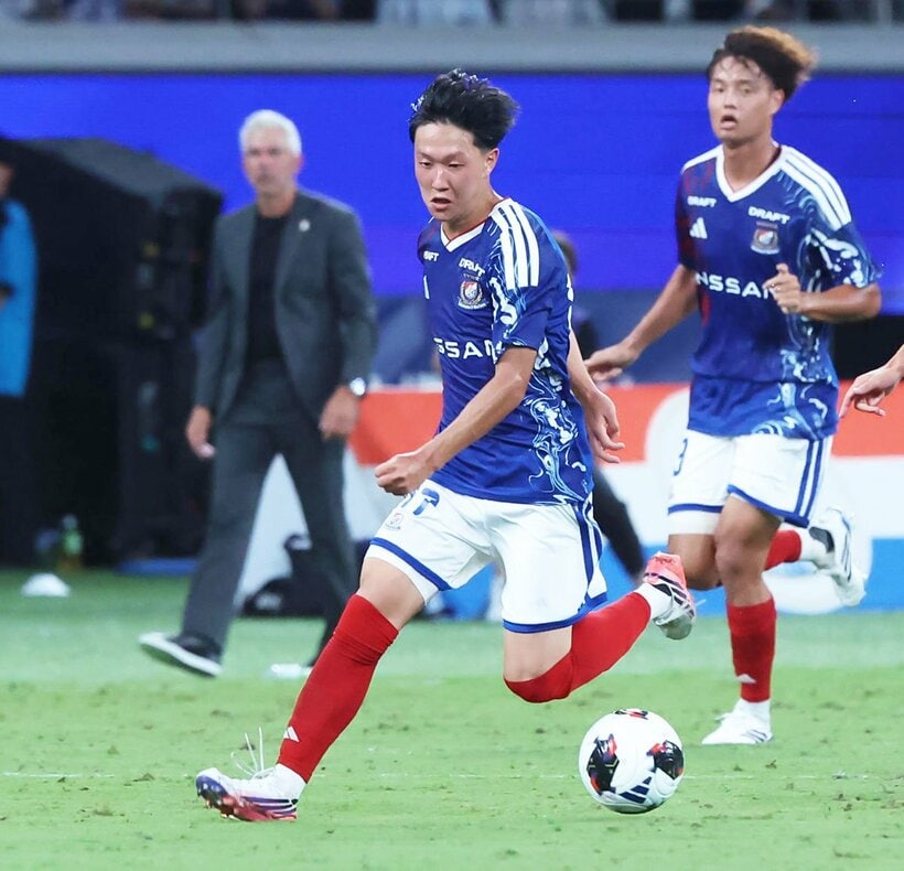 今季のＪ１開幕戦で鮮烈なデビューを飾った横浜Ｍの三井寺眞(手前左)
