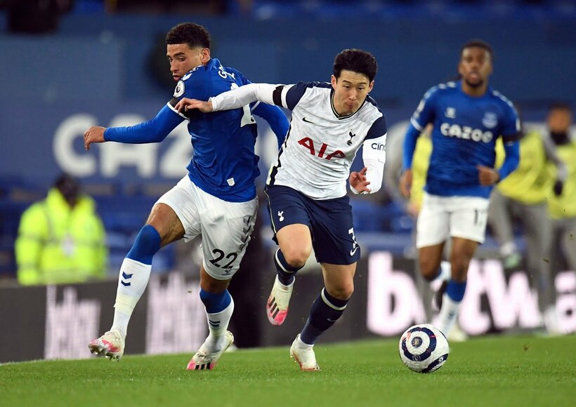  果敢に攻め込んだ孫（右）だったが…（ロイター）