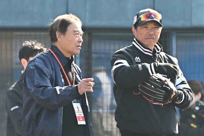 伊原春樹氏と話す小久保裕紀監督（右）