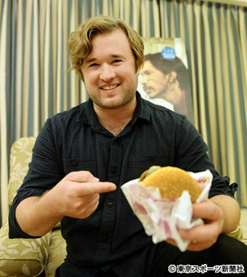 てりやきマックバーガーを手に笑顔のハーレイ・ジョエル・オスメント
