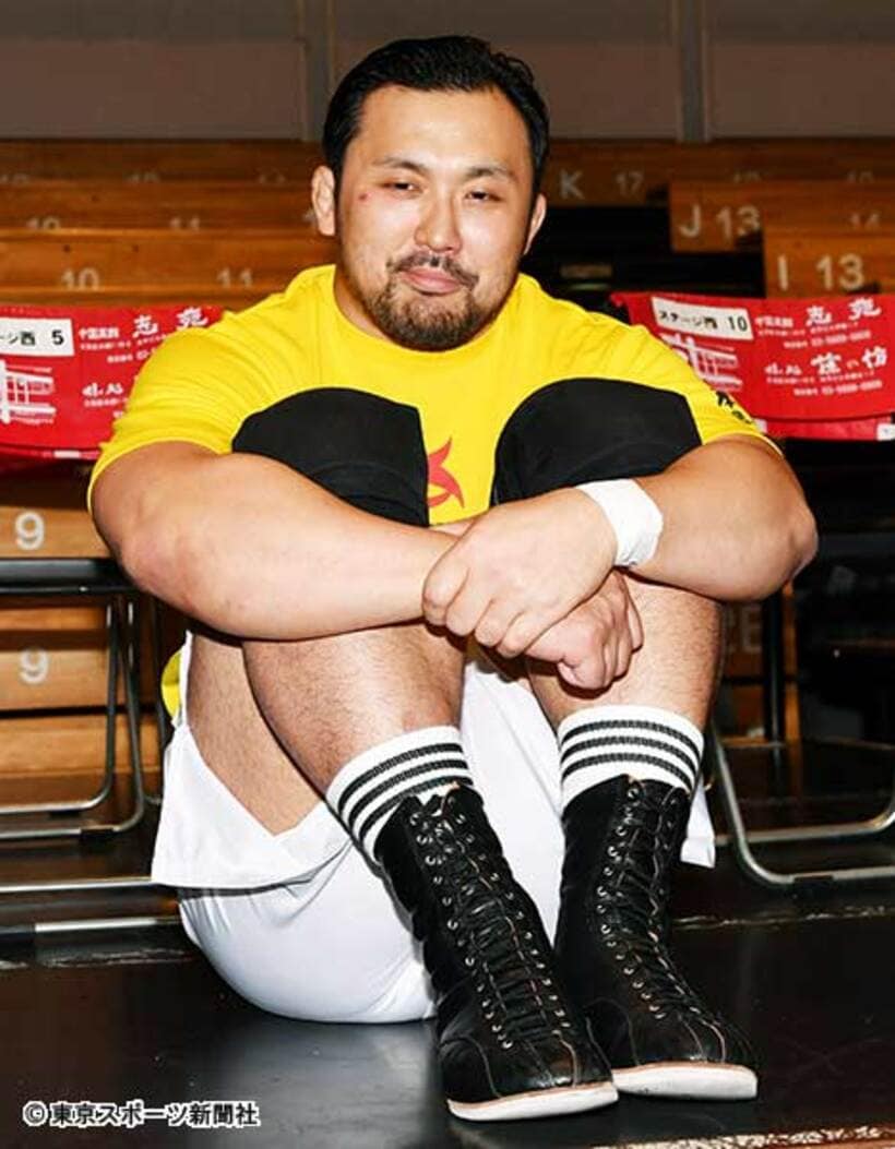  体育座りでみのるについて語る鈴木秀樹