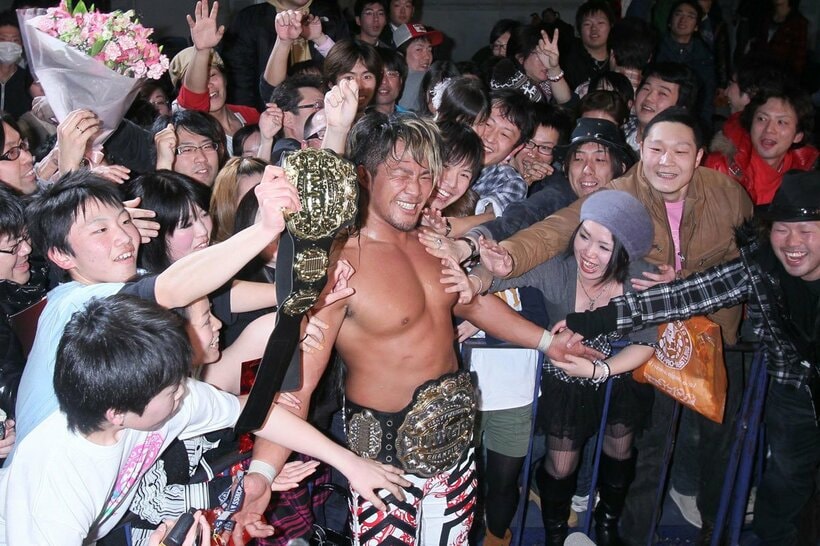 場内のファンと触れ合いながら退場する初防衛に成功した棚橋弘至（２０１１年・仙台）