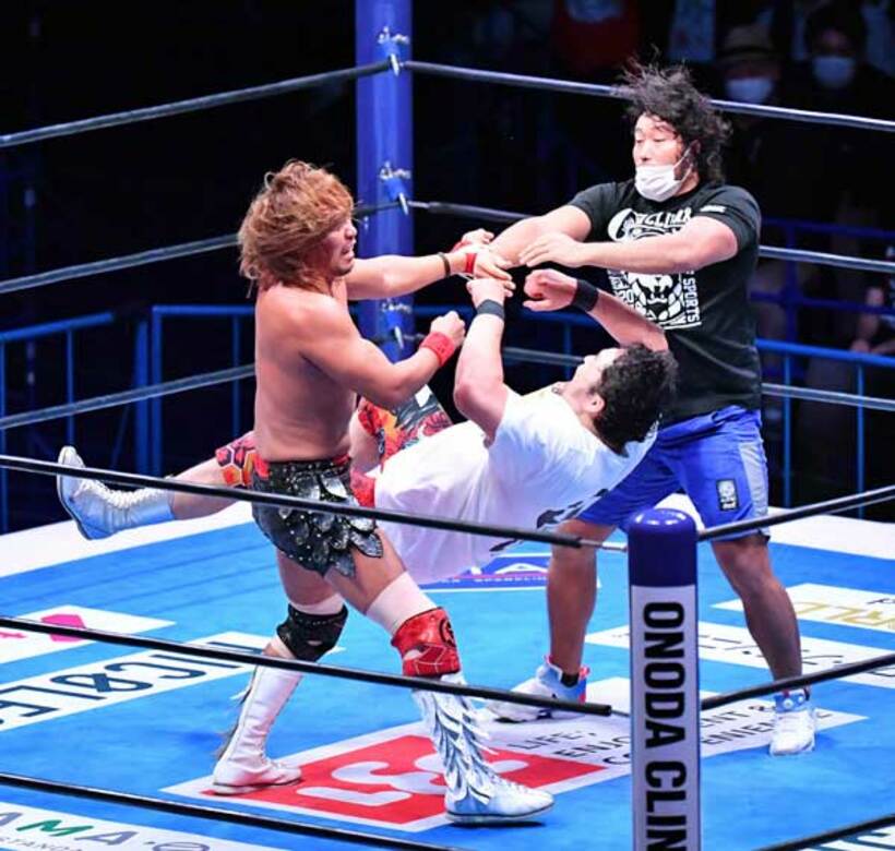  内藤（左）はテーピングで手を巻かれた辻（右）と連係し矢野を攻撃