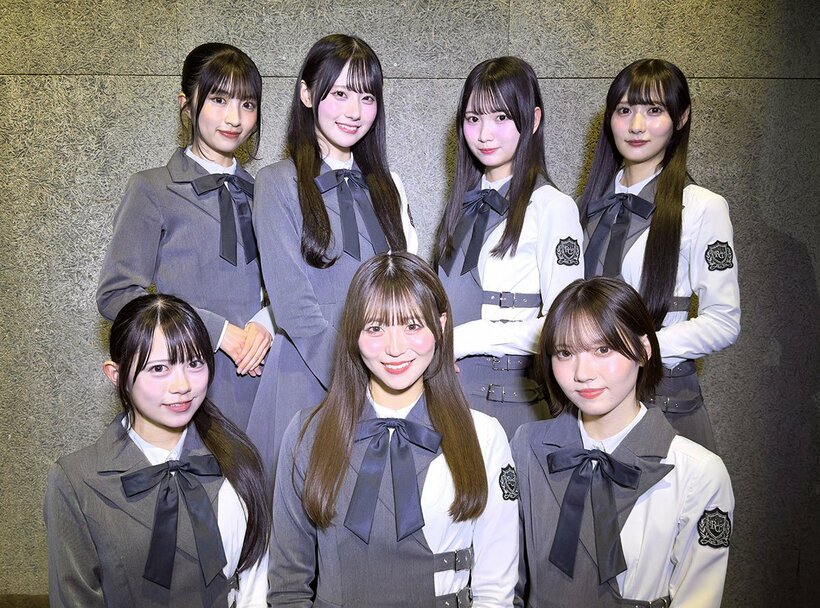 Rain Treeのシングル「つまり」の歌唱メンバー７人。前列左から鈴野みお、新野楓果、吉川海未。後列左から朝宮日向、綾瀬ことり、遠藤莉乃、佐藤莉華（©OVERSE）