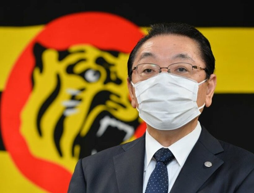 辞任を発表した阪神・揚塩球団社長（代表撮影）