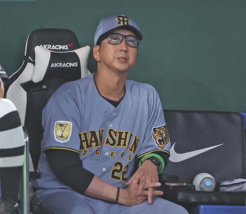 戦況を見守る阪神・藤川監督