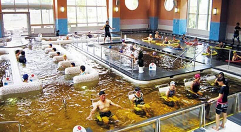  温泉プールで行われる運動療法の様子
