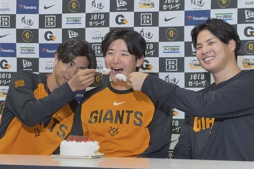誕生日を祝福される竹丸和幸（中央）