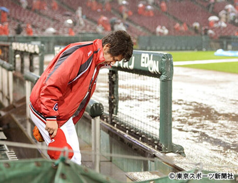 先発したが、雨天ノーゲーム。マエケンは球場に一礼して引き揚げた