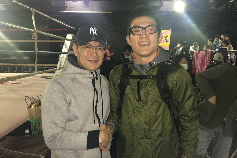 歴史的？握手を交わす青木と榊原氏（左）（１８年３月）