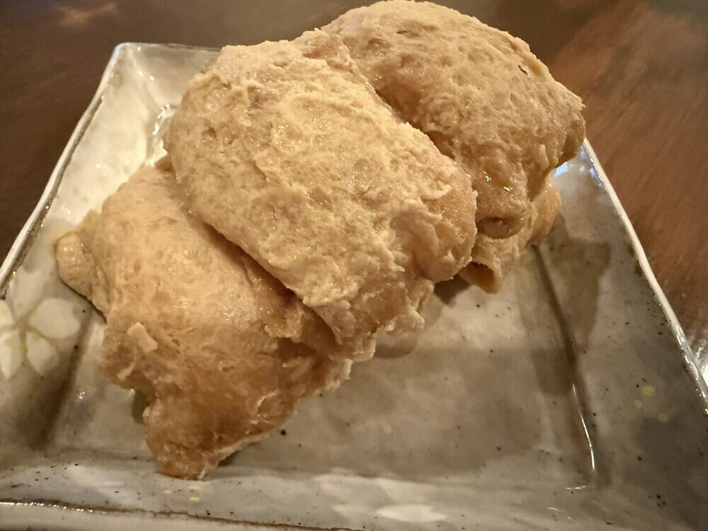 松本のローカルフード「からしいなり」。裏返した油揚げに和からしが塗ってある