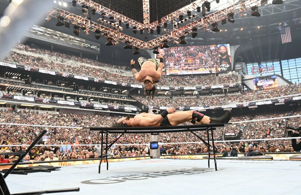 ジェイコブ・ファトゥ（上）は驚異のムーンサルト弾でドリュー・マッキンタイアをテーブル葬（©ＷＷＥ）