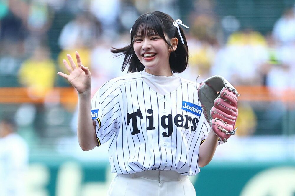 甲子園球場で始球式を行う鎮西寿々歌