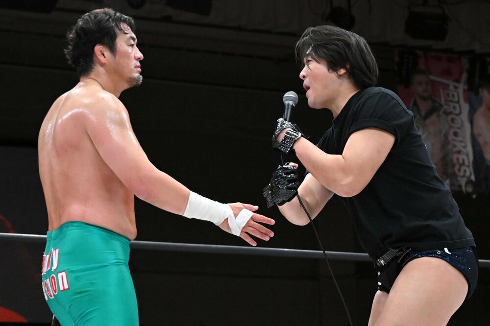 握手を求める田口隆祐（左）を「熱波ＷＥＲ！！」で交わすＴｏ－ｙ