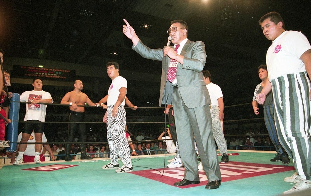 リングジャックして新日本プロレスに宣戦布告する大日本プロレスの小鹿社長(1996年9月、名古屋)