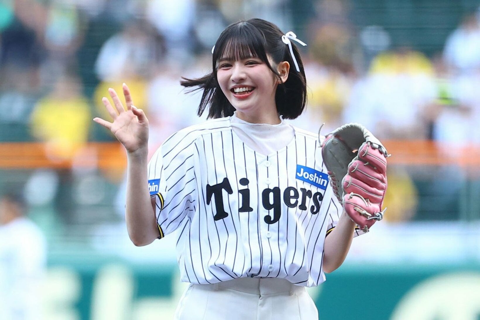 甲子園球場で始球式を行う鎮西寿々歌