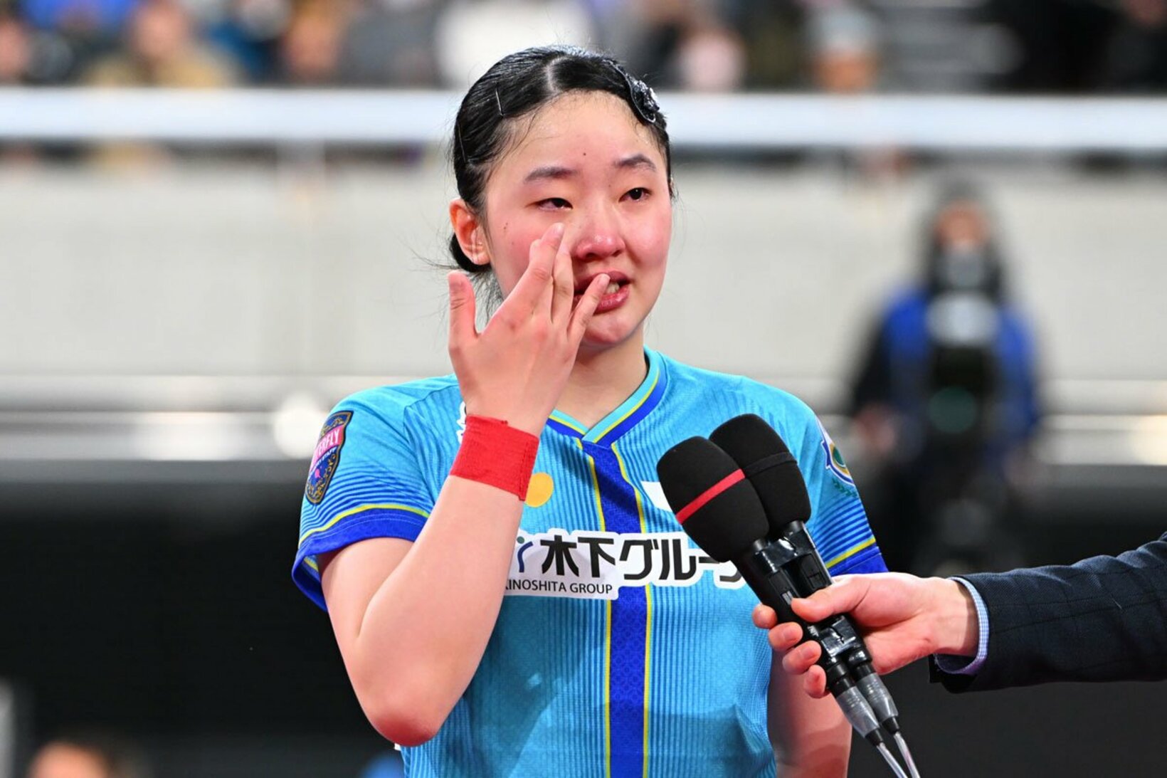 インタビューで涙する張本美和