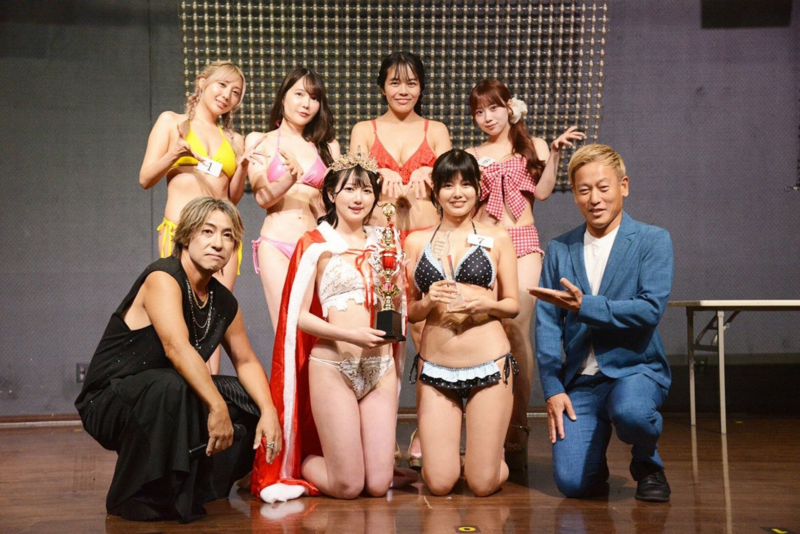 前列左からMIYAMOTO氏、宮本なる、蒼山みこと、じゅんいちダビッドソン、後列左から美羽フローラ、桃白美沙、のののん、やましたまりな