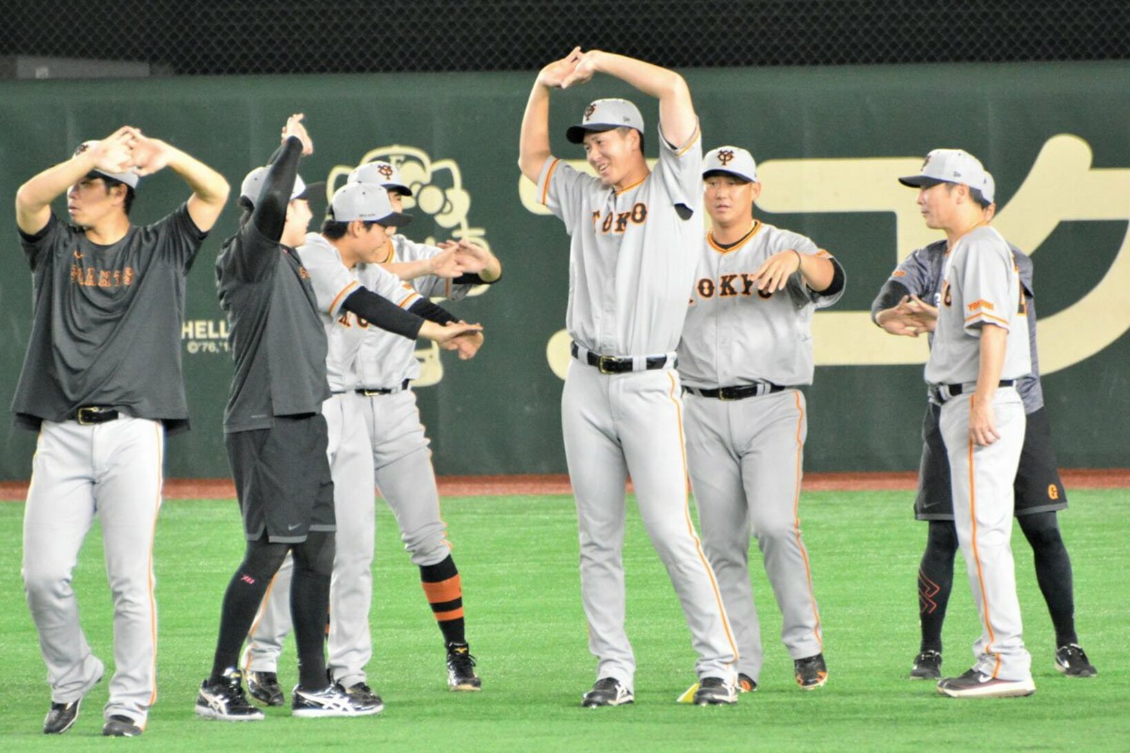 秋広（中央）が何やら丸にちょっかいを…