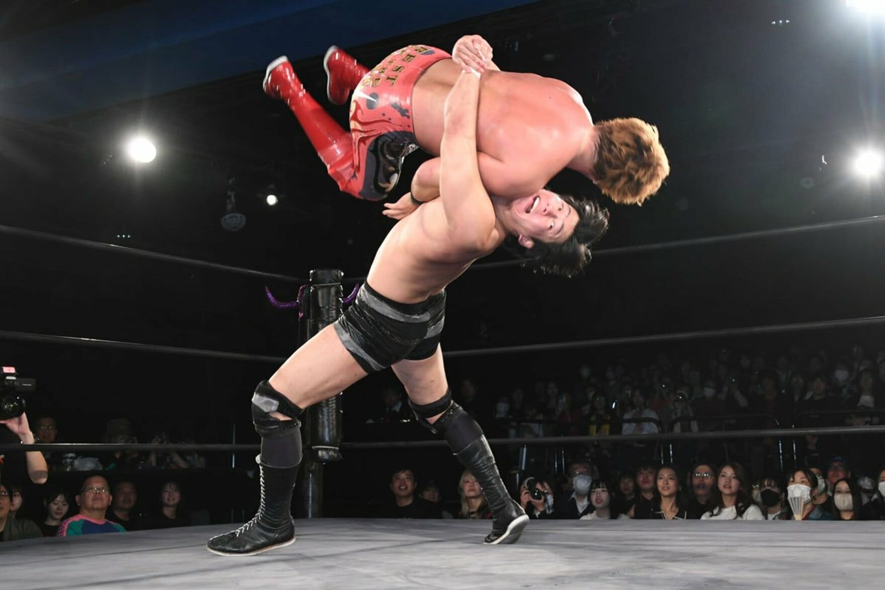 土井成樹興行で、宮原健斗(上)をスロイダーで投げ飛ばす安齊勇馬