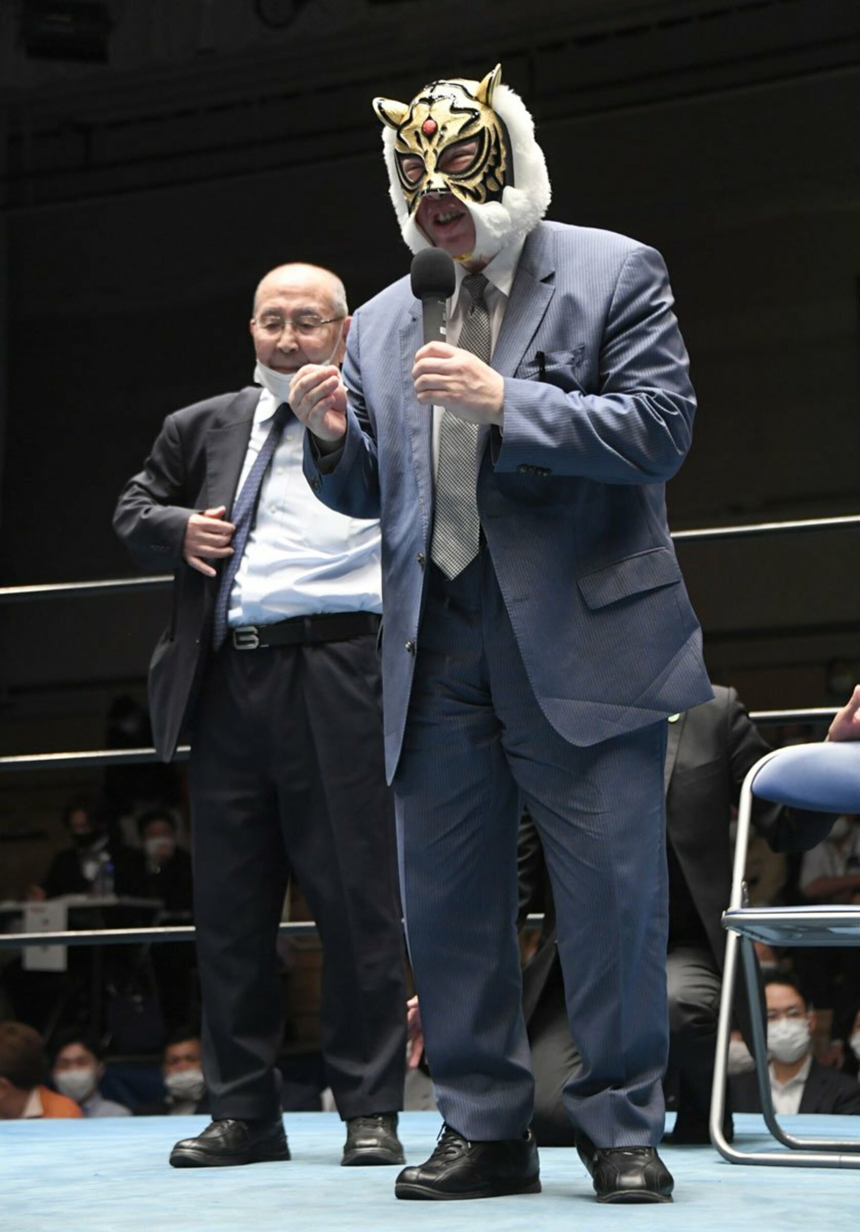  （左から）新間寿会長、初代タイガーマスク（東スポWeb）