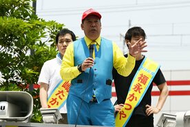 候補者らとともに街頭演説を行ったNHK党・立花孝志氏(中)