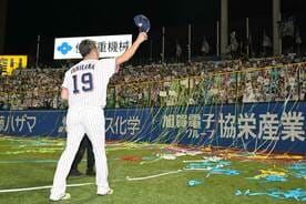 引退セレモニーで右翼席のファンにあいさつする石川雅規