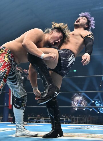  ｇｏ２ｓｌｅｅｐで棚橋(左)を仕留めたＫＥＮＴＡ