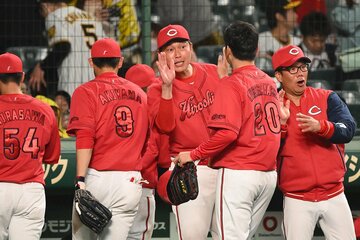 選手を出迎える新井貴浩監督